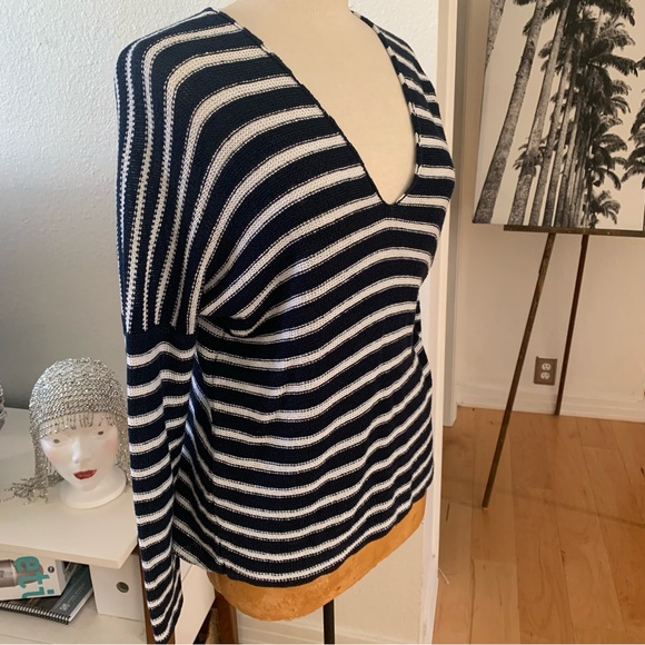 VINCE Navy and White Striped 100% Linen V-Neck Sweater.  Longsleeved.  Size M. - Picture 2 of 7
